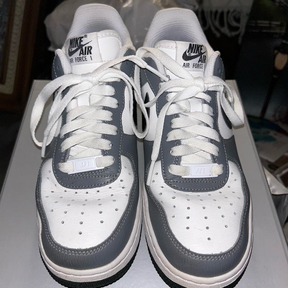Size 7 Nike Airforces